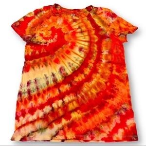 tie dye tshirt short sleeve super comfy orange shoulder spiral M